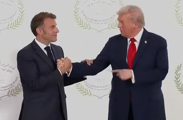 Trump ile Macron “bilek güreşi” sırasında ne konuştu? Kavgayı dudak okuma uzmanları çözdü
