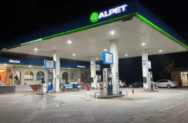 Türkiye’de 300’den fazla istasyonu var! Akaryakıt devi resmen satıldı