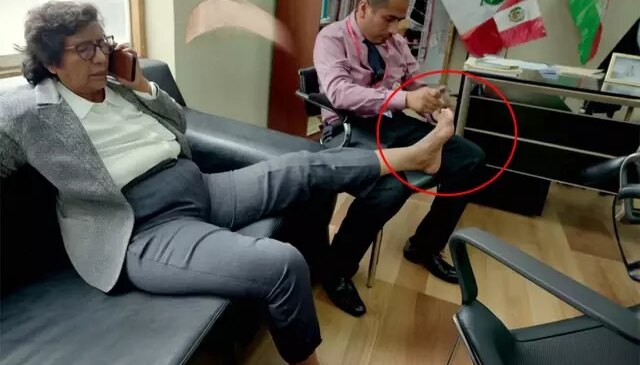 Ülke ayakta! Solcu vekil yardımcısına ayak tırnaklarını kestirdi