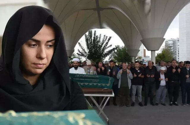 Ünlü isme büyük vefasızlık: Son yolculuğuna bir avuç insan uğurladı