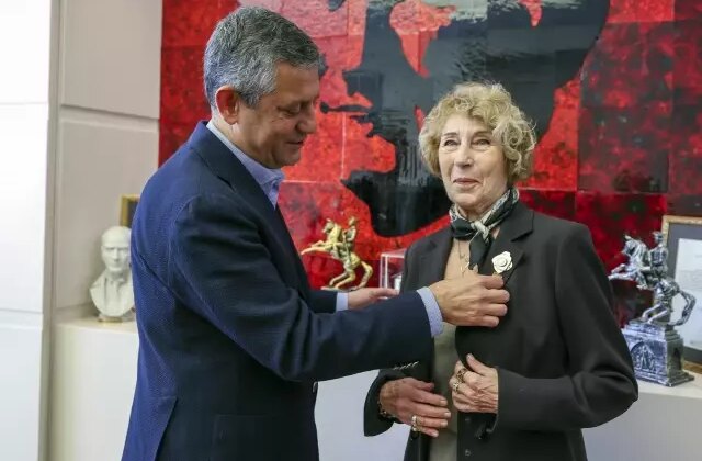 Ünlü yazar Ayşe Kulin, CHP’ye üye oldu! Özel kendi rozetini taktı