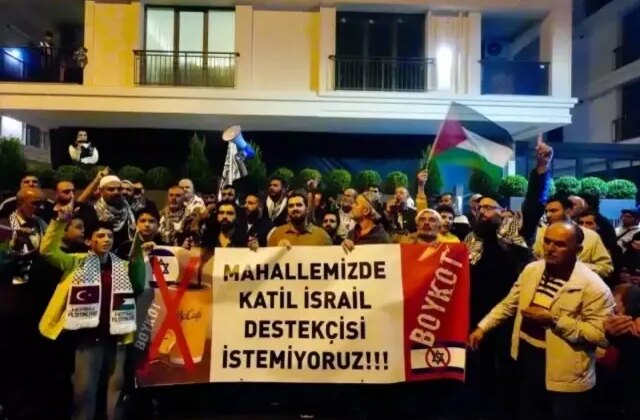Üsküdar’da McDonald’s protestosu: Mahallemizde Yahudi sermayesi istemiyoruz