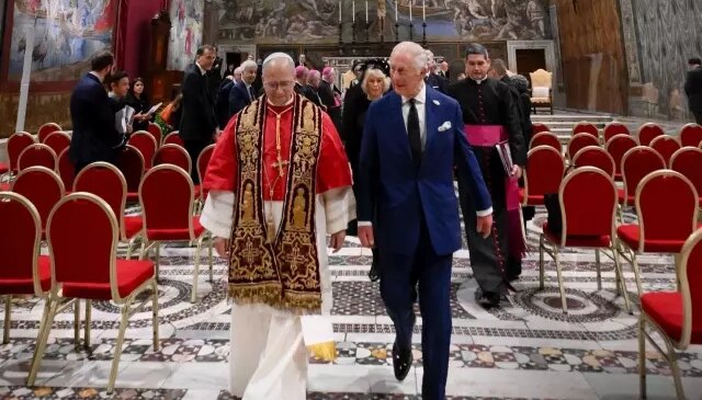 Vatikan’da 5 asır sonra bir ilk! İngiliz Kralı, Papa ile dua etti