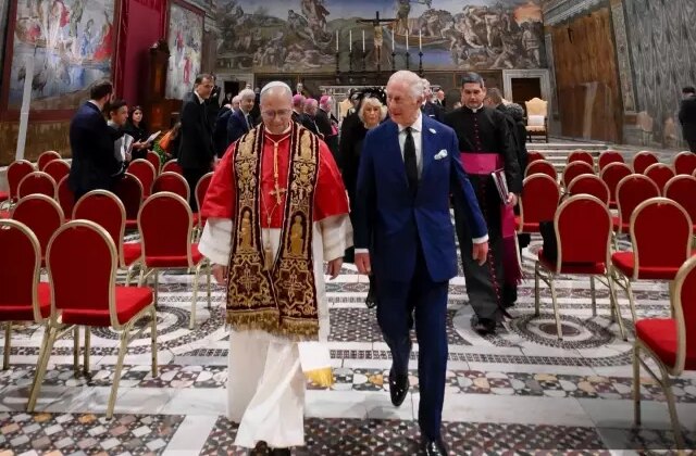 Vatikan’da 5 asır sonra bir ilk! İngiliz Kralı, Papa ile dua etti