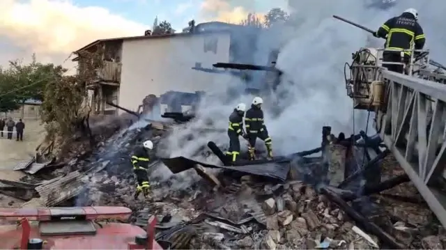 Yangın çıkan ev çöktü, engelli 2 kardeş hayatını kaybetti
