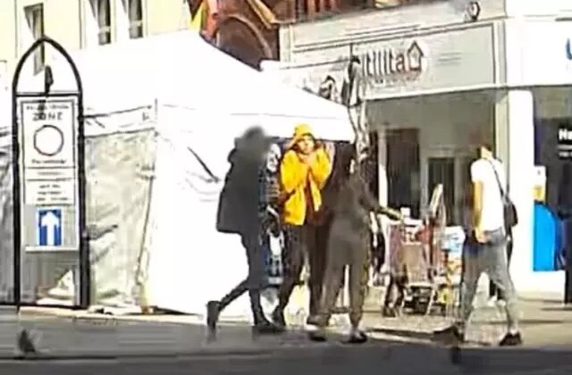 Yanlışlıkla hamile sevgilisine çarpan genci bıçaklayarak öldürdü