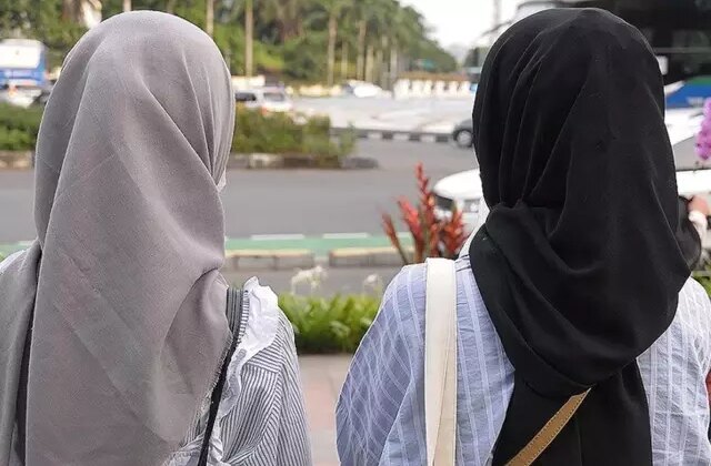 Yüzde 92'si Müslüman olan ülkede okullarda başörtüsü yasaklandı 1 Yüzde 92’si Müslüman olan ülkede okullarda başörtüsü yasaklandı