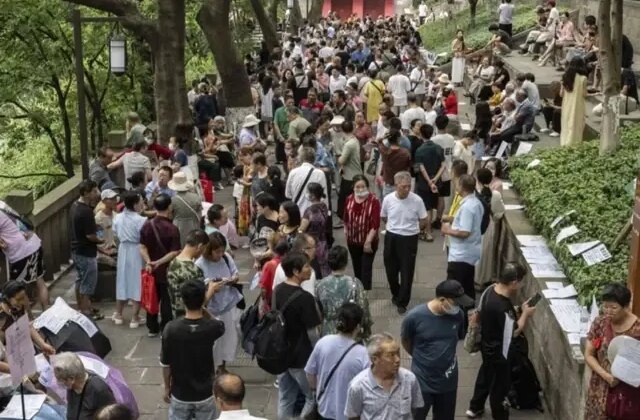 Bu da çöpçatan pazarı! Yüzlerce bekar bu parkta toplanıyor, duvara ilan asıp eş arıyor 1 Bu da çöpçatan pazarı! Yüzlerce bekar bu parkta toplanıyor, duvara ilan asıp eş arıyor