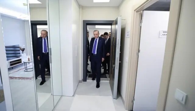 Yüzyılın Konut Projesi’nin detaylarını açıklayan Cumhurbaşkanı Erdoğan, örnek daireyi inceledi