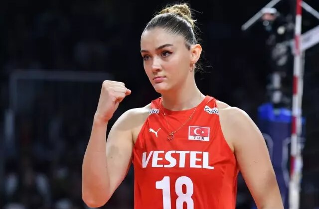 Zehra Güneş’in mini etekli asansör pozu hayranlarını ikiye böldü