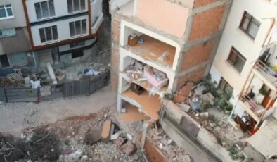 Kentsel dönüşüme giren bina yıkıldı, yan apartman duvarsız kaldı