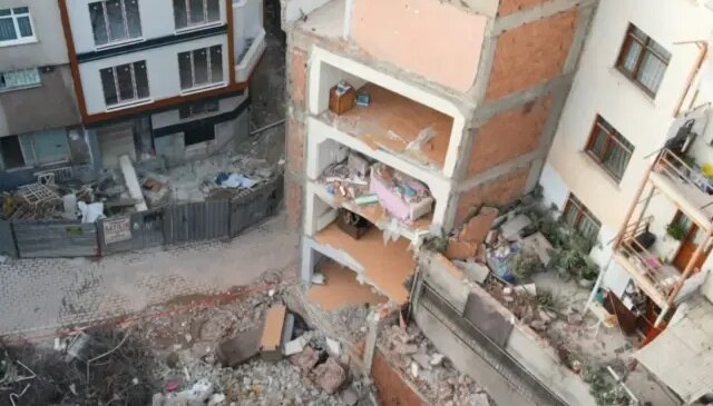 Kentsel dönüşüme giren bina yıkıldı, yan apartman duvarsız kaldı