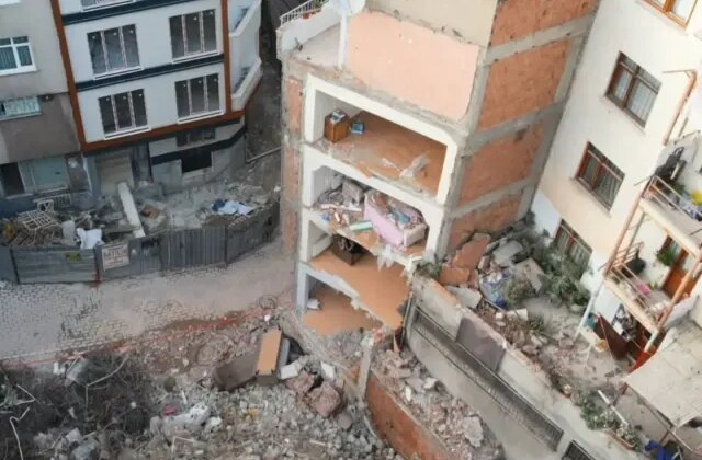 Kentsel dönüşüme giren bina yıkıldı, yan apartman duvarsız kaldı