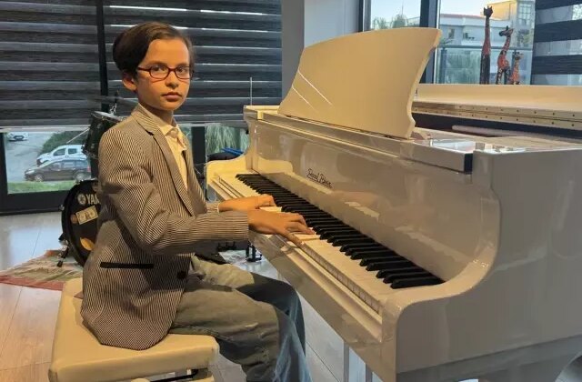 10 yaşında lise mezunu oldu: Okulu bitirmem 2 yılımı aldı