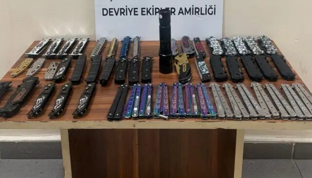2 çocuğun üzerinden 53 kesici alet çıktı