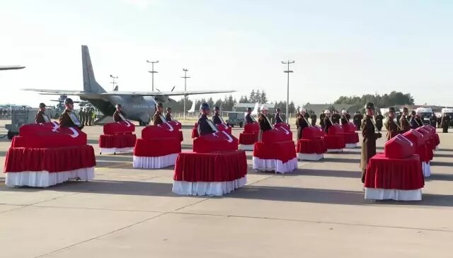 20 şehidimiz için Mürted Komutanlığı’nda tören düzenlendi