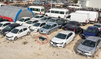 3 yıldır çürümeye terk edilen araçların arasında bekliyor: Taşındığımız her yere götürüyoruz