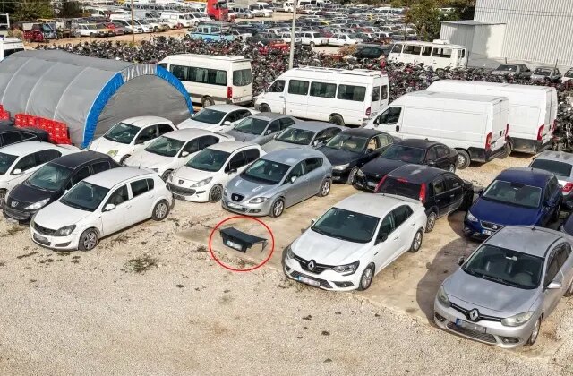 3 yıldır çürümeye terk edilen araçların arasında bekliyor: Taşındığımız her yere götürüyoruz