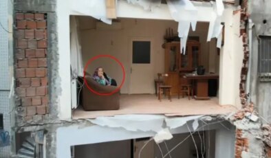 4 katlı bina yıkıldı; bitişikteki apartman duvarsız kaldı