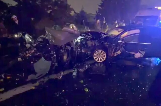 5 araç birbirine girdi! Otomobil metal yığınına döndü