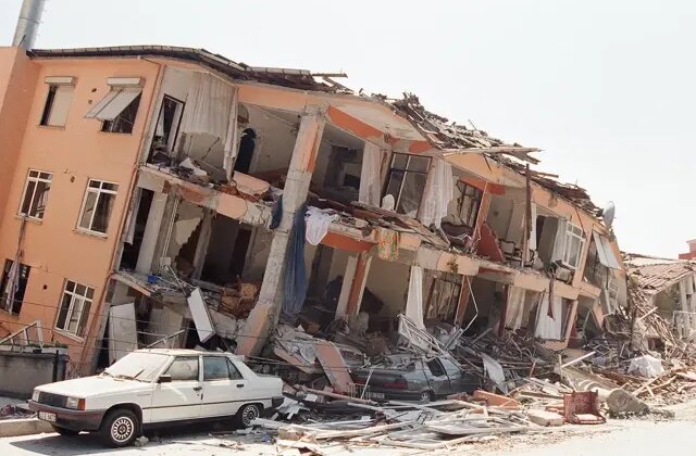 845 vatandaşımızın can verdiği depremin üzerinden 26 yıl geçti