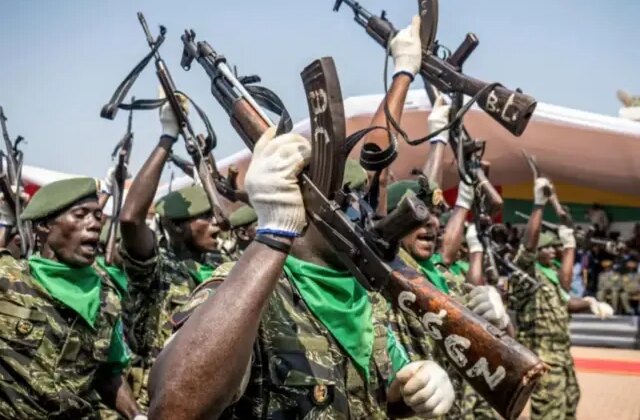 9 kez darbe yaşayan ülkede kriz! Silahlar çekildi