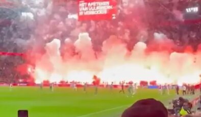 Ajax taraftarı adeta stadı yaktı, hakem maçı erteledi