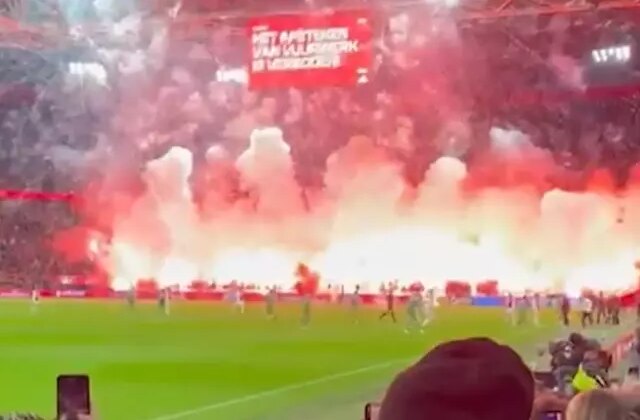 Ajax taraftarı adeta stadı yaktı, hakem maçı erteledi