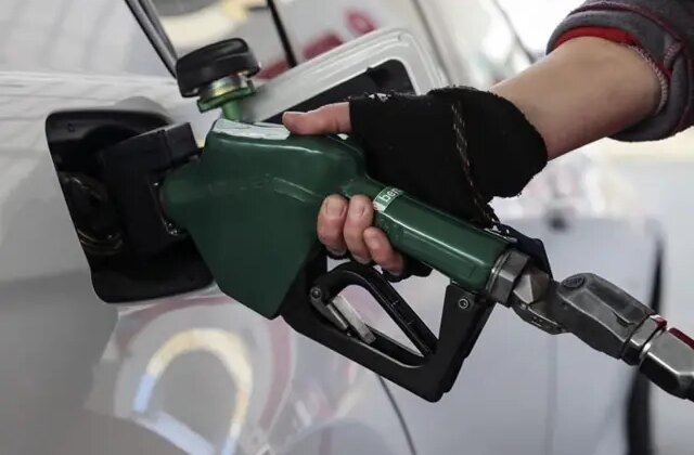 Akaryakıta bir zam daha! Psikolojik sınıra dayandı