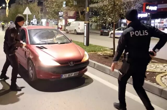 15 yaşındaki sürücü, polisi peşine taktı