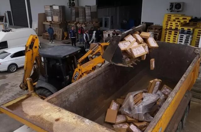 Antalya’da 25 ton bozuk tavuk ele geçirildi