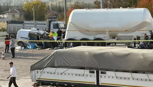 Ankara’da kahreden kaza! Otomobil hurdaya döndü, 3 kişilik aile yok oldu