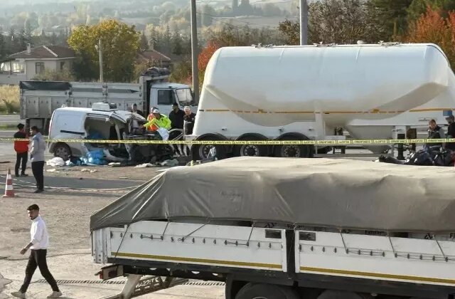 Ankara’da kahreden kaza! Otomobil hurdaya döndü, 3 kişilik aile yok oldu