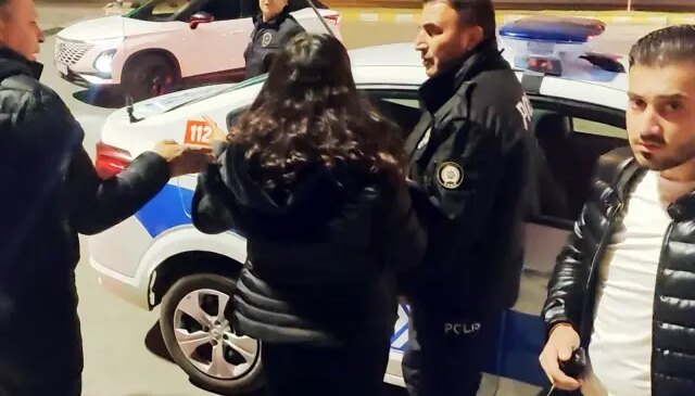 Anne ve baba, avukat kızlarını taksi durağına kilitledi