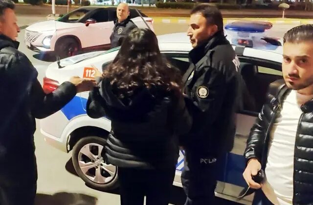 Anne ve baba, avukat kızlarını taksi durağına kilitledi