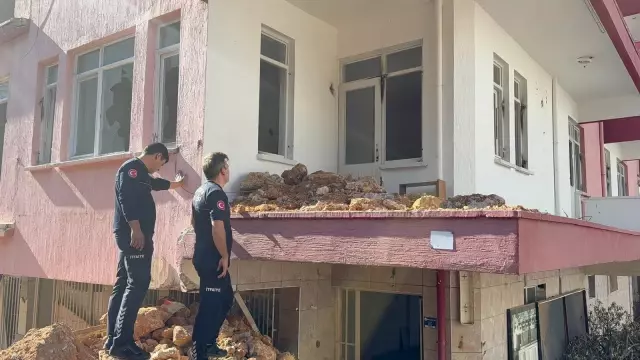 4 katlı metruk binada yangın çıktı; 1 erkek cesedi bulundu