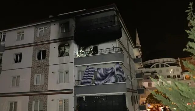 Apartmanda doğal gaz patlaması! Ev kısa sürede küle döndü