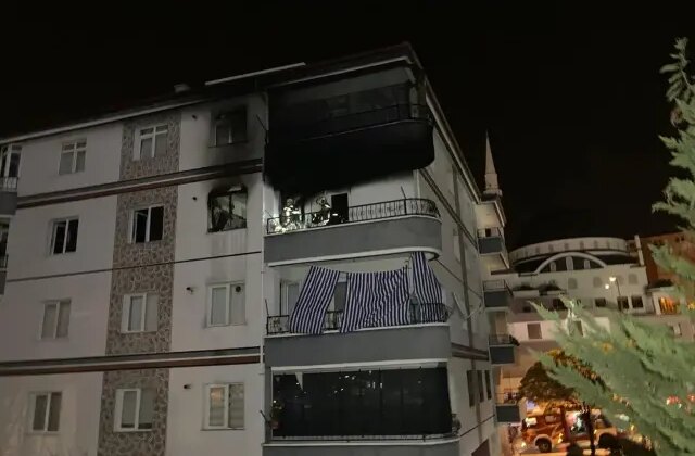 Apartmanda doğal gaz patlaması! Ev kısa sürede küle döndü