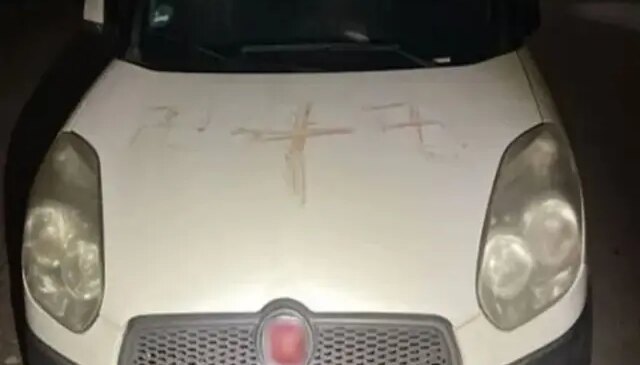 Arabaların üzerine insan kanıyla gamalı haç çizdiler