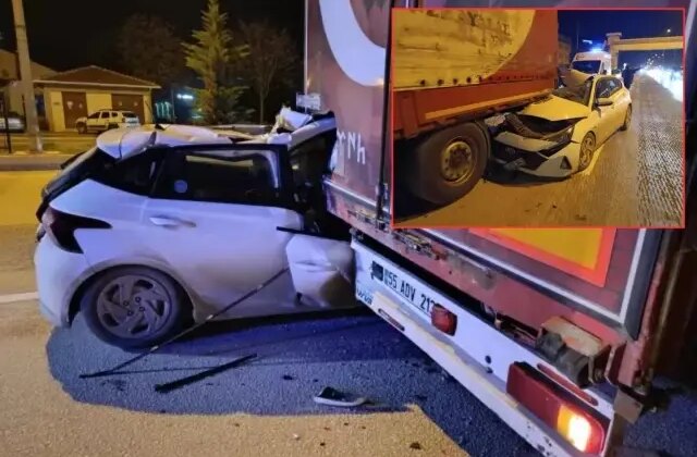 Arkadan çarptığı tırın altında kaldı