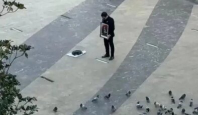 Atatürk’ün portresi ile tek başına saygı duruşunda bulundu