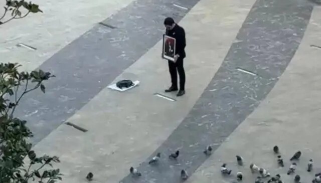 Atatürk’ün portresi ile tek başına saygı duruşunda bulundu
