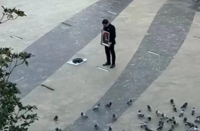 Atatürk’ün portresi ile tek başına saygı duruşunda bulundu