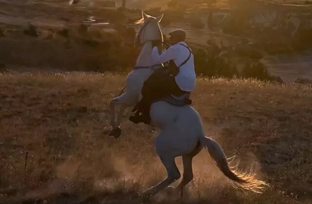 Atıyla gezerken elektrik direğine çarpan adam hayatını kaybetti