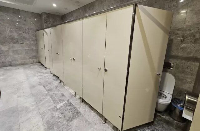 AVM çalışanı kadınlar tuvaletinde kabusu yaşadı! Kabinin altından…