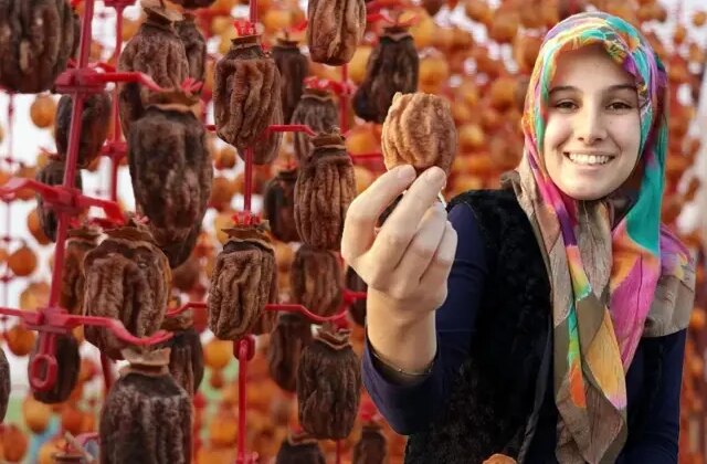 Bahçeden toplayıp sobada 2 ay kuruttuktan sonra kilosunu 600 liraya satıyorlar