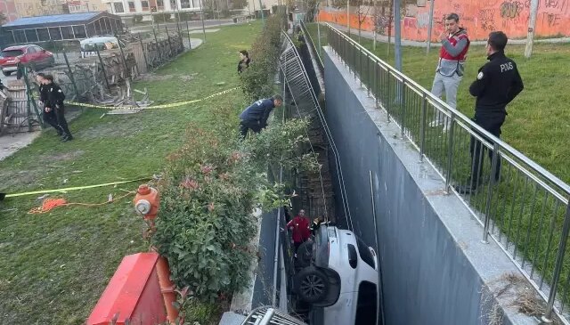 Bahçelievler’de otoparkta yaşanan ilginç kaza kamerada