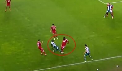 Bahis oynadığı ortaya çıkan futbolcunun gördüğü kırmızı kart ve yaptığı harekete bakın