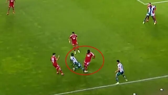 Bahis oynadığı ortaya çıkan futbolcunun gördüğü kırmızı kart ve yaptığı harekete bakın