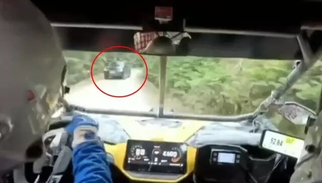 Baja yarışında sivil araç tehlike saçtı: Tecrübeli pilotlar faciayı önledi